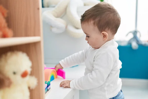 Sevimli Beyaz Bebek Anaokulunda Duran Inşaat Bloklarıyla Oynuyor — Stok fotoğraf