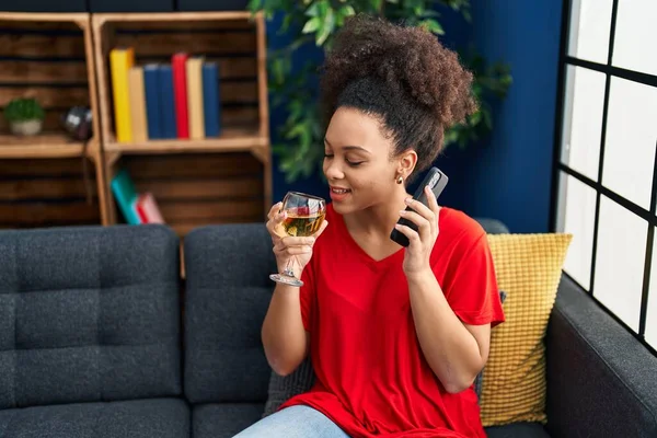 Молодая Африканская Американка Разговаривает Смартфону Пьет Шампанское Дома — стоковое фото