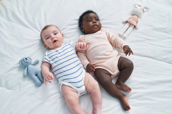 Deux Adorables Bébés Couchés Sur Lit Dans Chambre — Photo