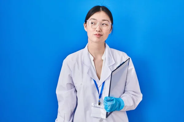 Chinese Young Woman Working Scientist Laboratory Smiling Looking Side Staring —  Fotos de Stock