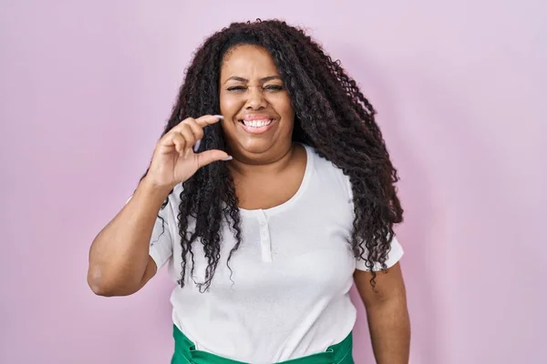 Size Hispanic Woman Standing Pink Background Smiling Confident Gesturing Hand — Stock Photo, Image