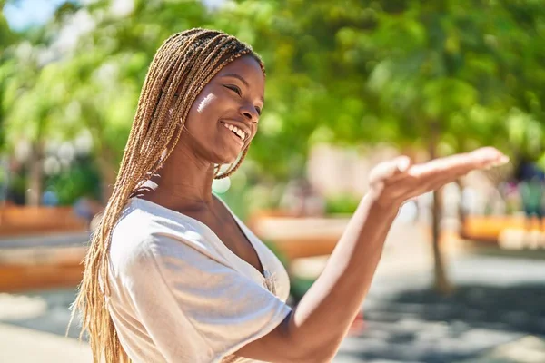 Africano Americano Mulher Sorrindo Confiante Fazendo Dar Gesto Dinheiro Parque — Fotografia de Stock