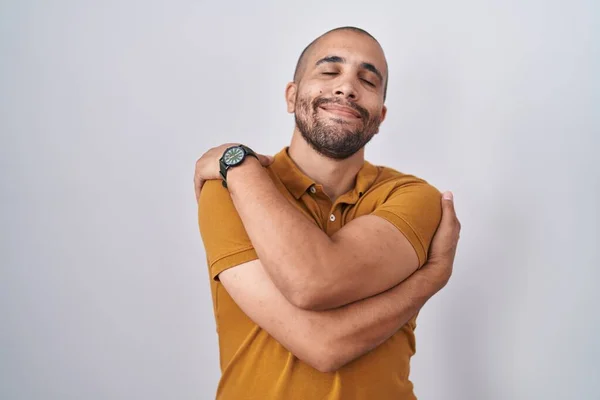 Hispánec Plnovousem Stojící Nad Bílým Pozadím Objímající Šťastný Pozitivní Usmívající — Stock fotografie