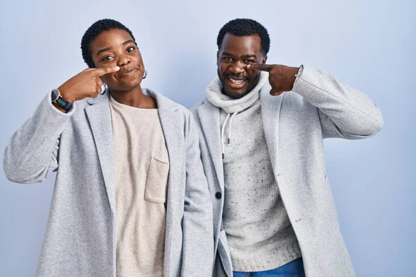 Mladý Africký Americký Pár Stojící Nad Modrým Pozadím Ukazuje Prstem — Stock fotografie