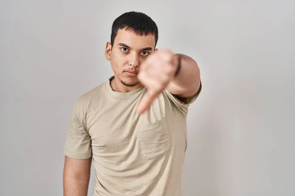 Hombre Árabe Joven Con Camiseta Casual Que Parece Infeliz Enojado —  Fotos de Stock