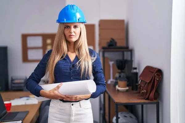 Young Woman Wearing Architect Hardhat Thinking Attitude Sober Expression Looking — Fotografia de Stock