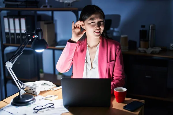 Chinese Young Woman Working Office Night Smiling Hand Ear Listening — Stockfoto