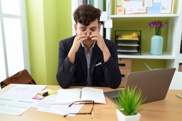 Non Binary Man Business Worker Stressed Using Laptop Office — Stockfoto
