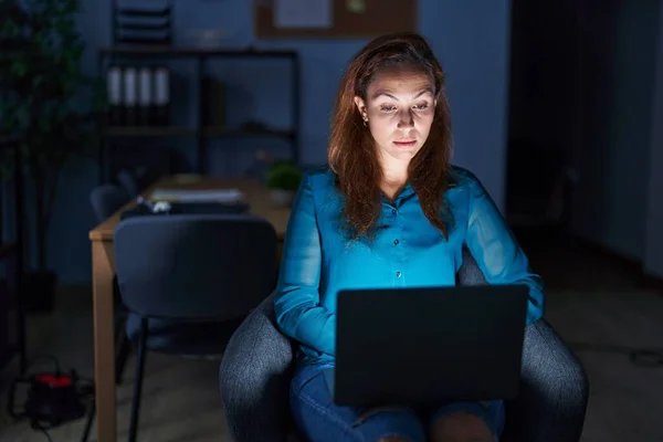 Mujer Morena Que Trabaja Oficina Por Noche Relajado Con Expresión — Foto de Stock