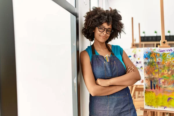 若いアフリカ系アメリカ人女性がアートスタジオで自信を持って絵を描く — ストック写真