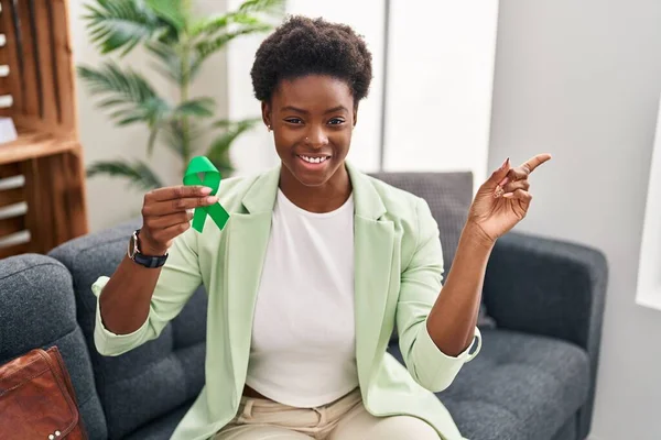 Africano Americano Mulher Segurando Apoio Fita Verde Sorrindo Feliz Apontando — Fotografia de Stock