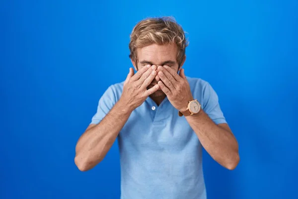 Caucasian Man Standing Blue Background Rubbing Eyes Fatigue Headache Sleepy — Stock fotografie