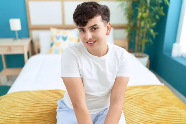 Δυαδικό Άνθρωπος Χαμογελά Αυτοπεποίθηση Κάθεται Στο Κρεβάτι Στο Υπνοδωμάτιο — Φωτογραφία Αρχείου