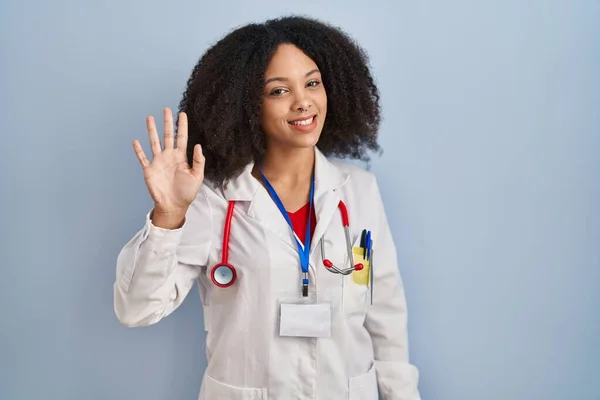 Молодая Африканская Американка Докторской Форме Стетоскопе Отказывается Сказать Привет Счастливый — стоковое фото