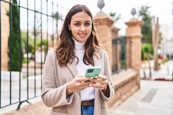 Νέα Όμορφη Ισπανόφωνη Γυναίκα Χαμογελά Αυτοπεποίθηση Χρησιμοποιώντας Smartphone Στο Δρόμο — Φωτογραφία Αρχείου