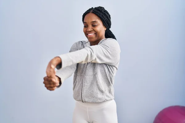 African American Woman Smiling Confident Stretching Arm Sport Center — Stock fotografie