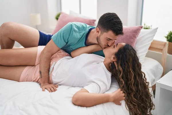 Молодая Латиноамериканская Пара Лежит Кровати Обнимаясь Целуясь Спальне — стоковое фото