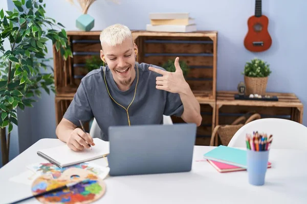 Jovem Homem Caucasiano Desenho Fazendo Videochamada Com Laptop Sorrindo Feliz — Fotografia de Stock