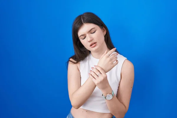 Young Caucasian Woman Standing Blue Background Suffering Pain Hands Fingers — Stock fotografie