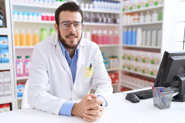 Молодой Латиноамериканец Фармацевт Улыбается Уверенно Сидя Столом Аптеке — стоковое фото