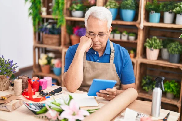 Middle Age Grey Haired Man Florist Using Touchpad Florist — Fotografia de Stock
