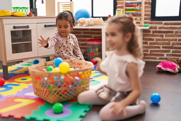 Zwei Kinder Spielen Kindergarten Mit Bällen Auf Dem Boden — Stockfoto