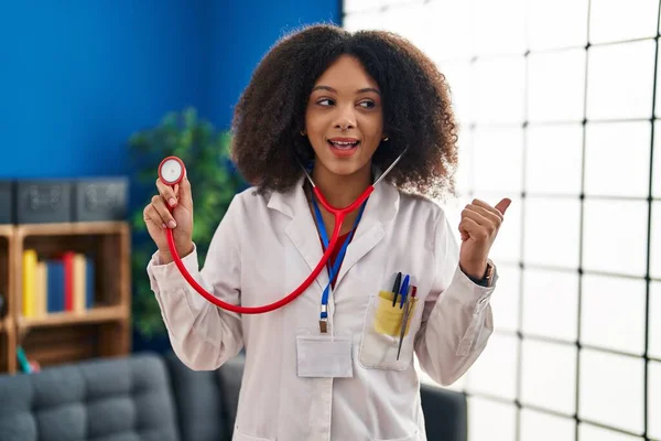 Junge Afrikanisch Amerikanische Ärztin Arztuniform Und Stethoskop Daumen Zur Seite — Stockfoto