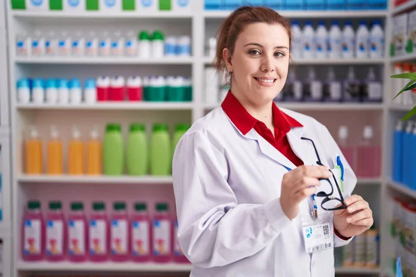 Young Beautiful Size Woman Pharmacist Smiling Confident Holding Glasses Pharmacy — Foto de Stock