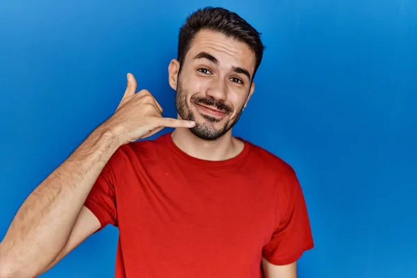 Young Hispanic Man Beard Wearing Red Shirt Blue Background Smiling — Stok fotoğraf