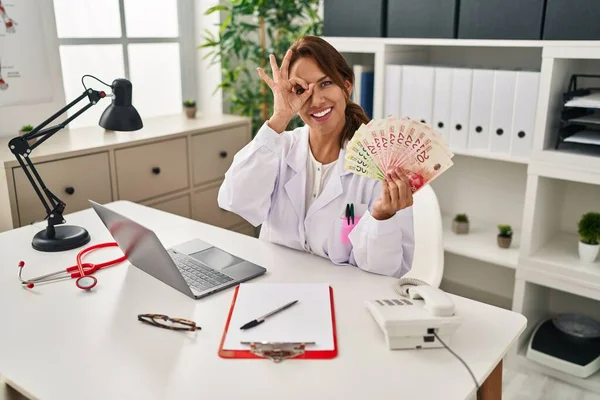 Hispanic Doctor Woman Holding Shekels Banknotes Clinic Smiling Happy Doing — ストック写真