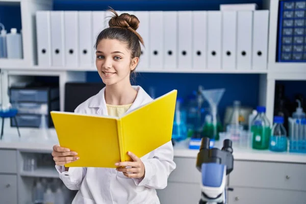 Bedårande Flicka Forskare Läser Bok Studerar Laboratoriet — Stockfoto