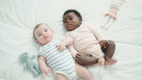 Deux Adorables Bébés Couchés Sur Lit Dans Chambre — Photo