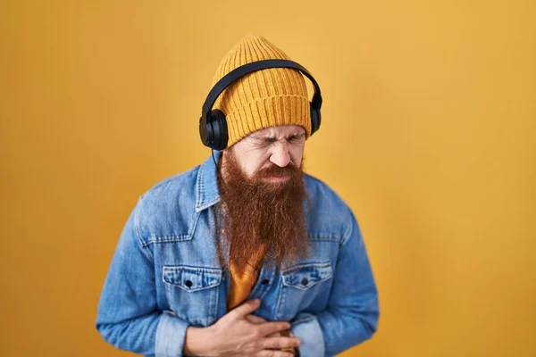 Caucasian Man Long Beard Listening Music Using Headphones Hand Stomach — Stockfoto