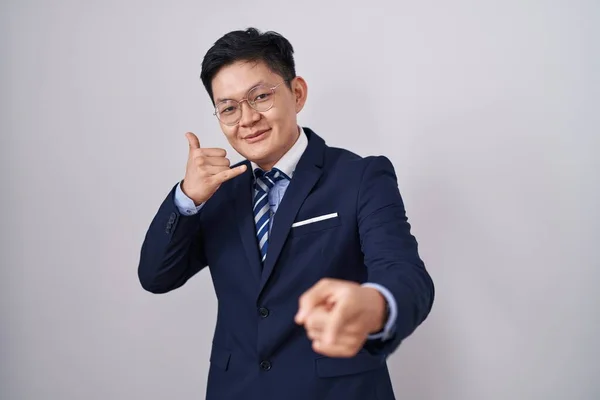 Jeune Homme Asiatique Costume Affaires Cravate Souriant Faire Parler Téléphone — Photo