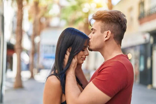 Erkek Kadın Çift Sokakta Öpüşürken Birbirlerine Sarılıyorlar — Stok fotoğraf