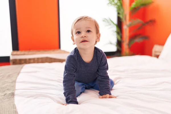 Liebenswertes Blondes Kleinkind Sitzt Mit Entspanntem Gesichtsausdruck Schlafzimmer Auf Dem — Stockfoto