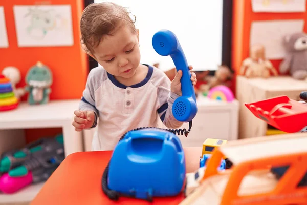 Anaokulunda Telefon Oyuncağı Oynayan Sevimli Beyaz Çocuk — Stok fotoğraf