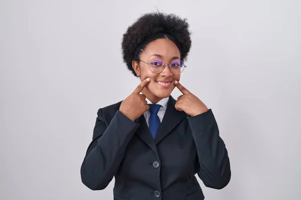 Krásná Africká Žena Kudrnatými Vlasy Obchodní Bundě Brýle Úsměvem Otevřenými — Stock fotografie