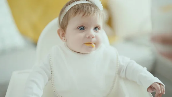 Sevimli Sarışın Bebek Sandalyeye Oturmuş Evde Yemek Yiyor — Stok fotoğraf