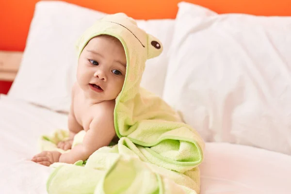 Uroczy Latynoski Maluch Śmiesznym Ręczniku Siedzący Łóżku Sypialni — Zdjęcie stockowe