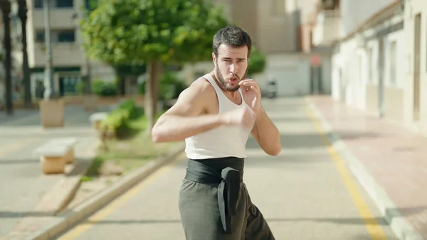 Genç Spanyol Adam Parkta Karate Dövüşçüsü Eğitimi Alıyor — Stok fotoğraf