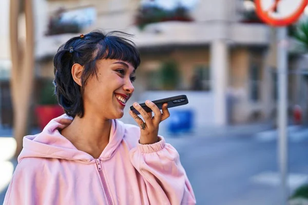 Jovem Mulher Sorrindo Confiante Falando Smartphone Rua — Fotografia de Stock