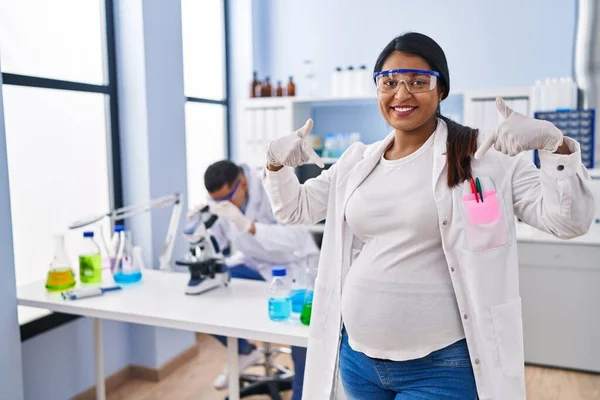 Young Hispanic Woman Expecting Baby Working Scientist Laboratory Looking Confident — ストック写真