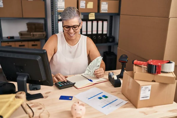 Mujer Mediana Edad Comercio Electrónico Empresa Trabajador Contabilidad Economía Oficina — Foto de Stock