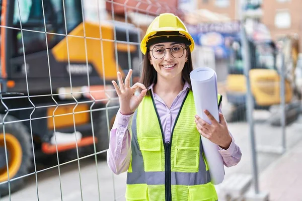 Hispanic Girl Wearing Architect Hardhat Construction Site Doing Sign Fingers — Fotografia de Stock
