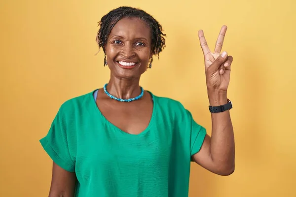 African Woman Dreadlocks Standing Yellow Background Showing Pointing Fingers Number — Fotografia de Stock