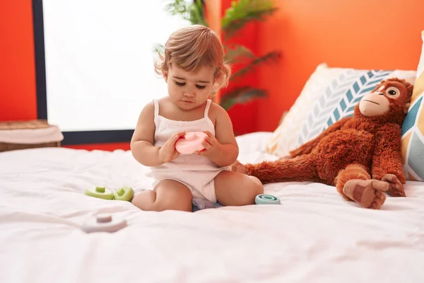 Sevimli Spanyol Bebek Oyuncakla Oynuyor Yatak Odasında Oturuyor — Stok fotoğraf