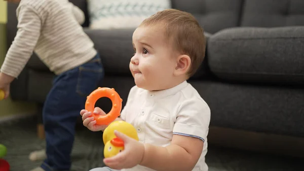 Evde Yerde Plastik Halkalarla Oynayan Sevimli Çocuk — Stok fotoğraf