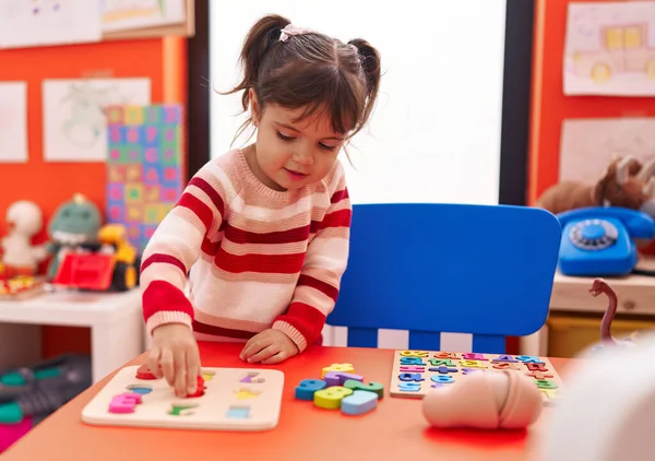 Entzückende Hispanische Mädchen Spielen Mit Mathe Puzzle Spiel Kindergarten Stehen — Stockfoto