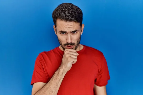 Mladý Hispánec Vousy Červené Tričko Přes Modré Pozadí Pocit Nevolnosti — Stock fotografie